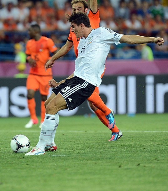 Gomez sút bóng vào lưới Hà Lan.